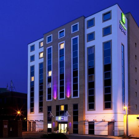 Holiday Inn Express London - Watford Junction By Ihg Buitenkant foto