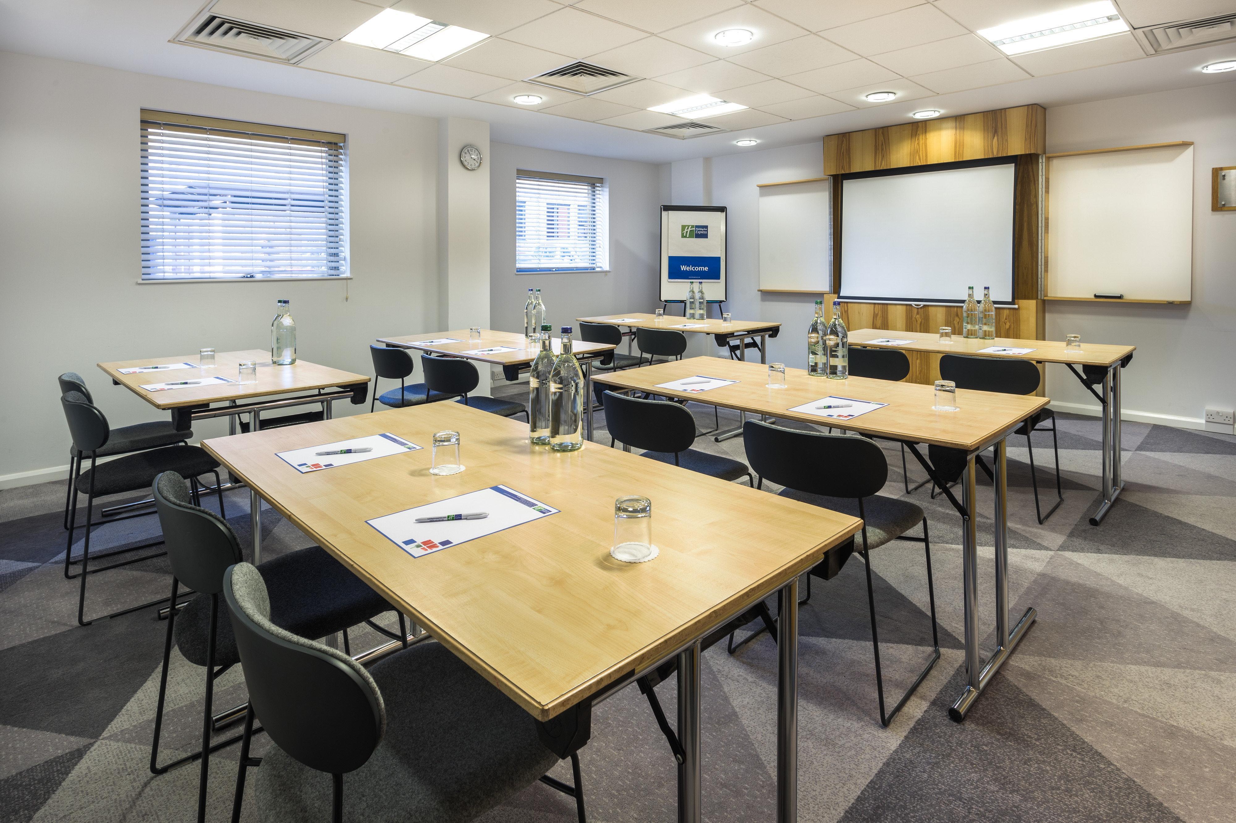 Holiday Inn Express London - Watford Junction By Ihg Buitenkant foto