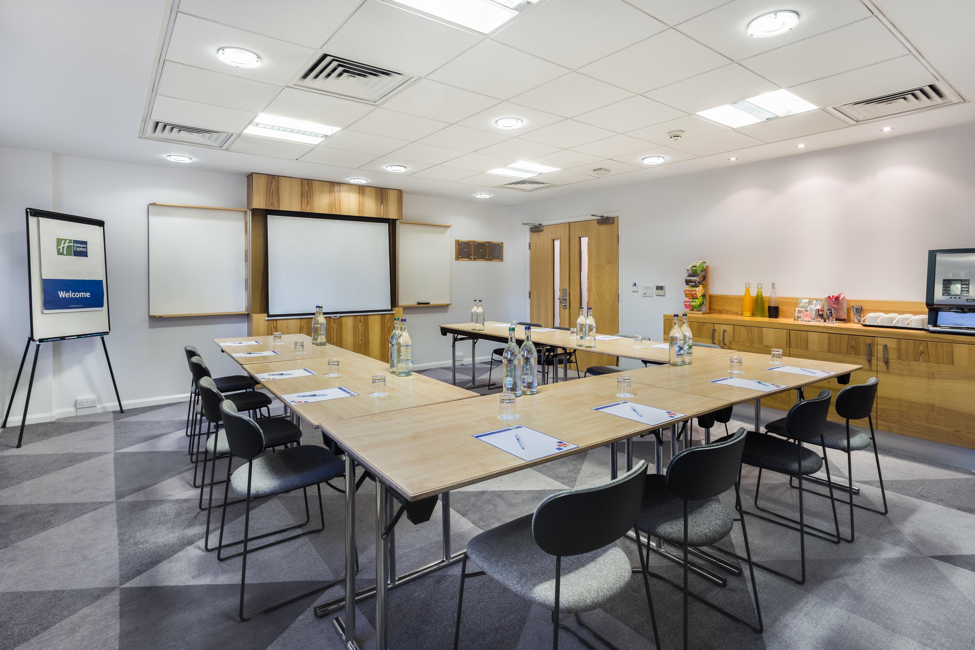 Holiday Inn Express London - Watford Junction By Ihg Buitenkant foto