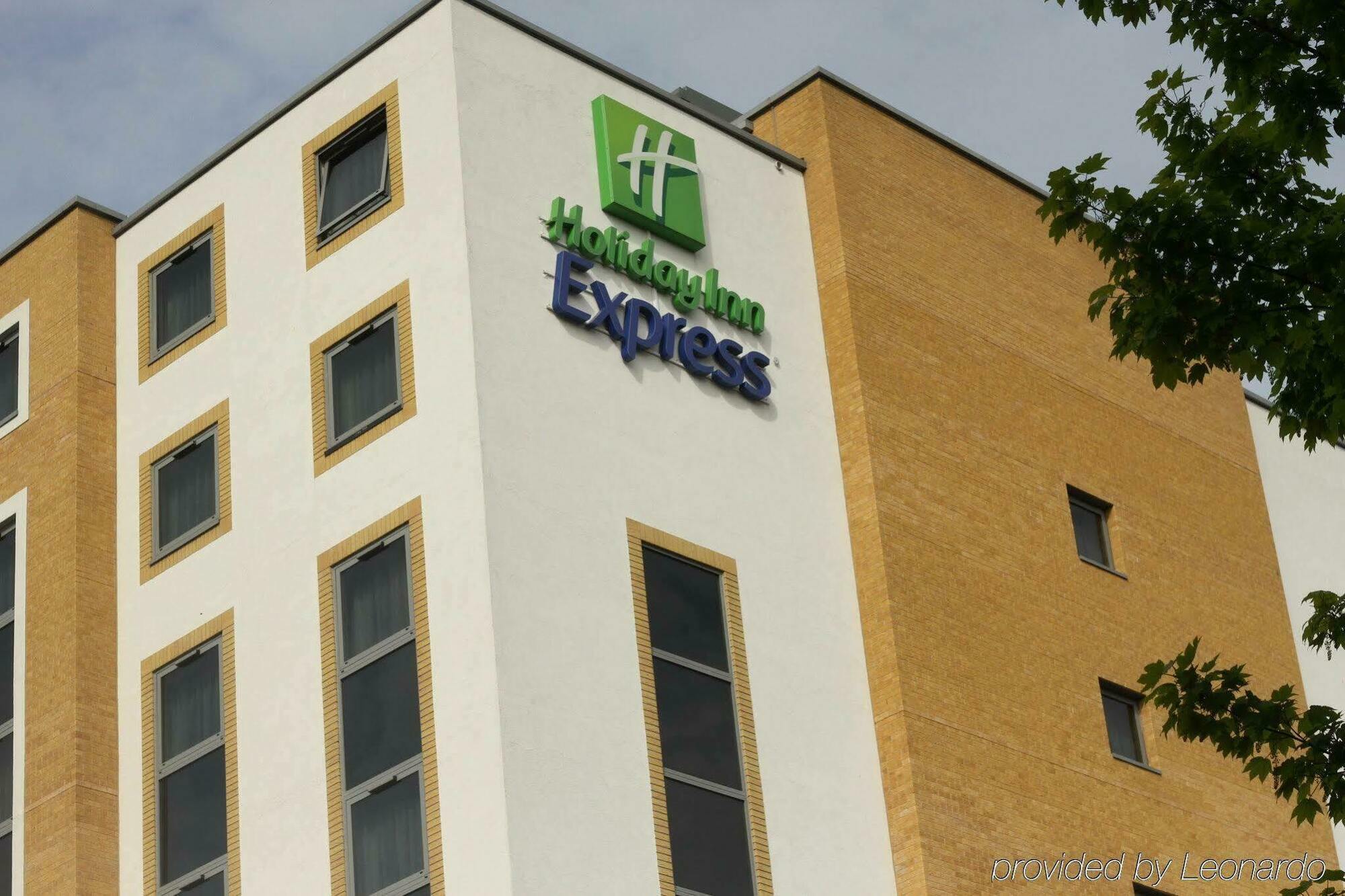 Holiday Inn Express London - Watford Junction By Ihg Buitenkant foto